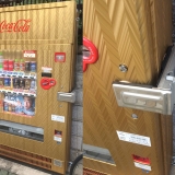 写真：大阪の自動販売機には….